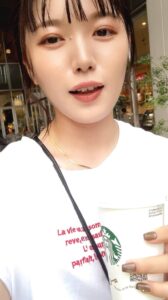 ドリンクを手にして喜ぶ女性｜外ロケ｜ドリンク｜笑顔