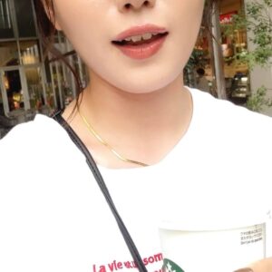 ドリンクを手にして喜ぶ女性｜外ロケ｜ドリンク｜笑顔