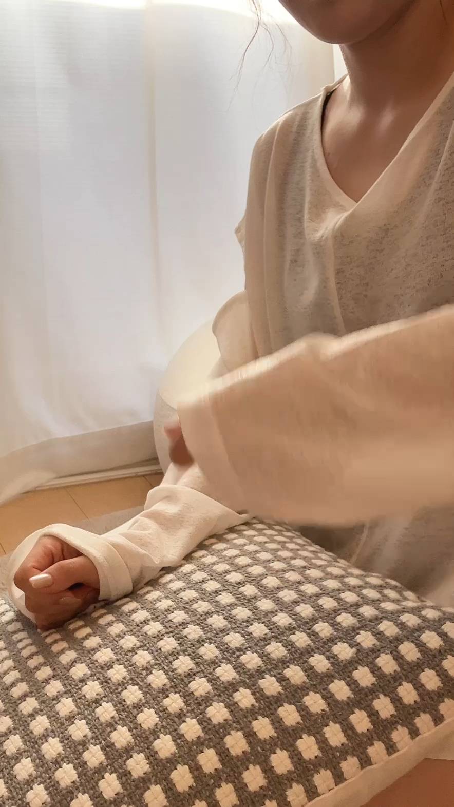 クッションを投げて怒る女性｜地団駄｜クッション｜怒る