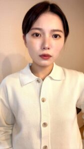 驚き、安堵の表情をする女性｜びっくり｜ホッとする｜安心