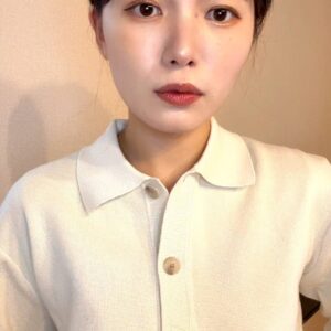 驚き、安堵の表情をする女性｜びっくり｜ホッとする｜安心