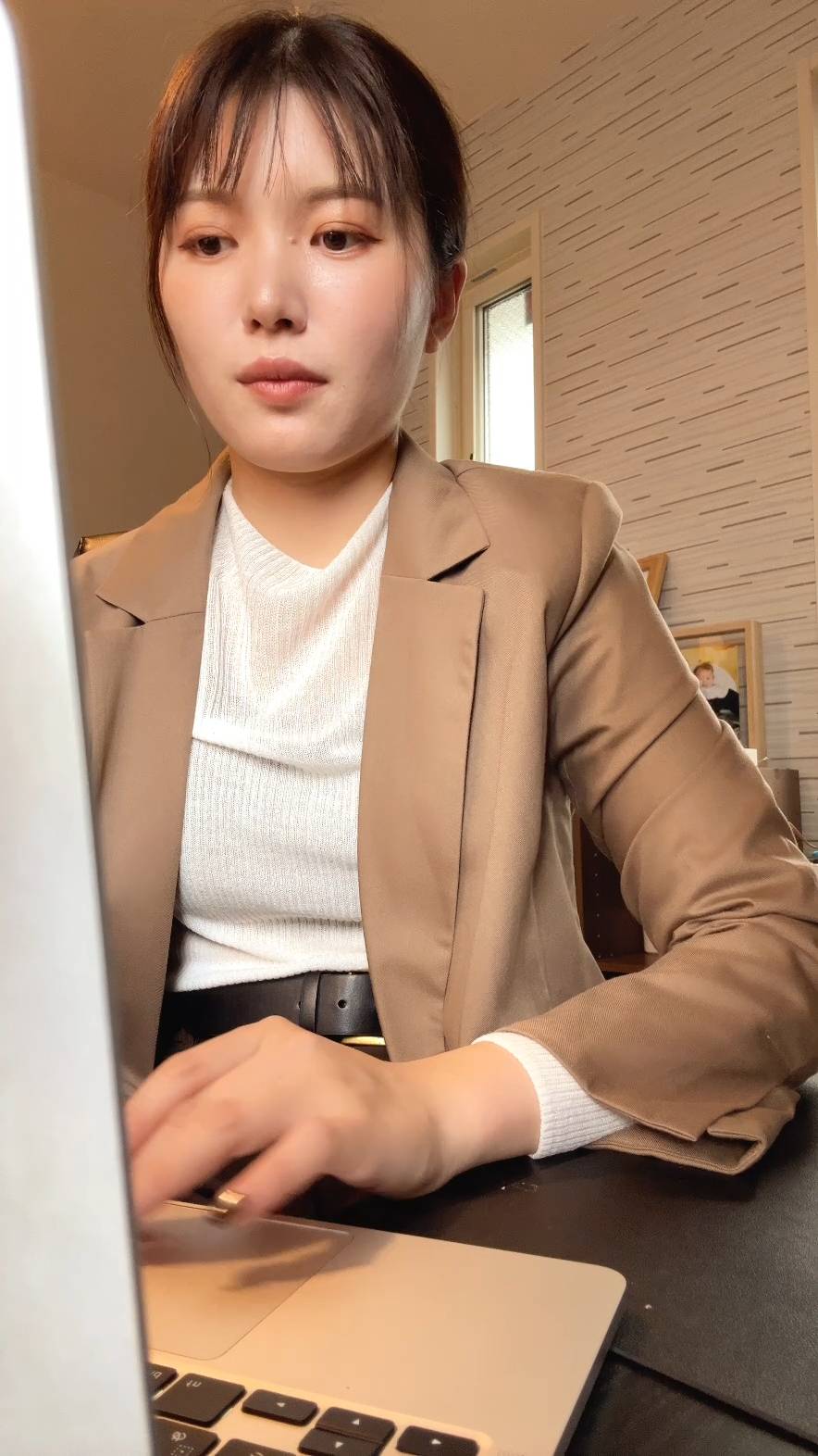 PCで作業し真剣な女性｜スーツ｜仕事｜在宅｜