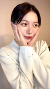 両手で頬を挟んで嬉しそうな女性｜笑顔｜はにかみ