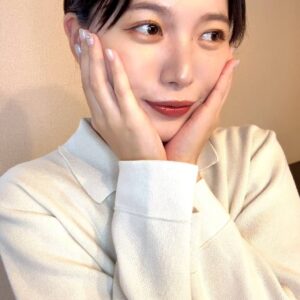 両手で頬を挟んで嬉しそうな女性｜笑顔｜はにかみ