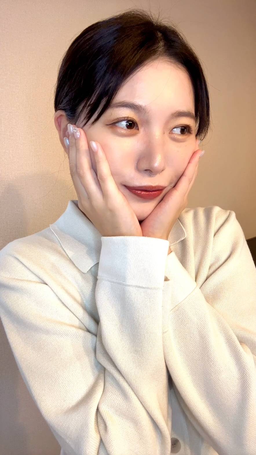 両手で頬を挟んで嬉しそうな女性｜笑顔｜はにかみ