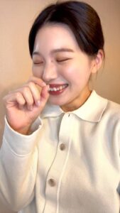 笑いながら下を向く女性｜はにかみ｜笑顔｜照れ