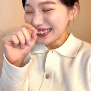 笑いながら下を向く女性｜はにかみ｜笑顔｜照れ