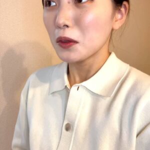 手を口に当てて吹き出す女性｜爆笑｜笑顔｜吹き出す