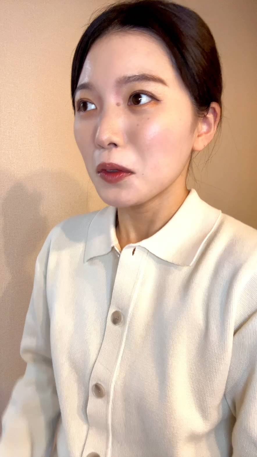 手を口に当てて吹き出す女性｜爆笑｜笑顔｜吹き出す