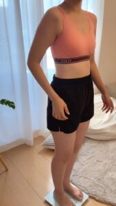 体重計に乗り喜ぶ女性｜ダイエット｜筋トレ