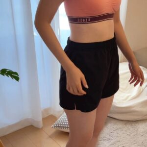 体重計に乗り喜ぶ女性｜ダイエット｜筋トレ