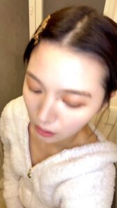 化粧を落とす女性｜クレンジング｜スキンケア