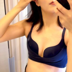 バストを持ち上げる女性｜鏡越し｜豊胸｜ダイエット｜筋トレ