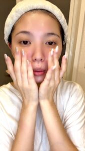 化粧水を顔に馴染ませる女性｜化粧水｜スキンケア