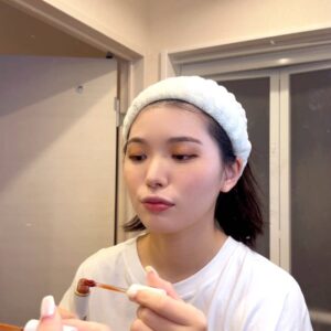 リップを塗りウインクをする女性｜リップ｜メイク｜ウインク