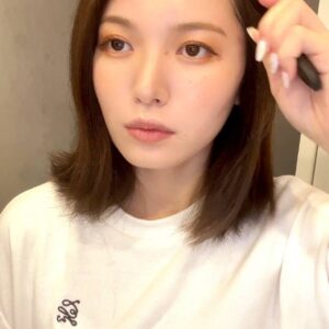 ブラシで髪を解く女性｜ヘアケア｜ブラシ