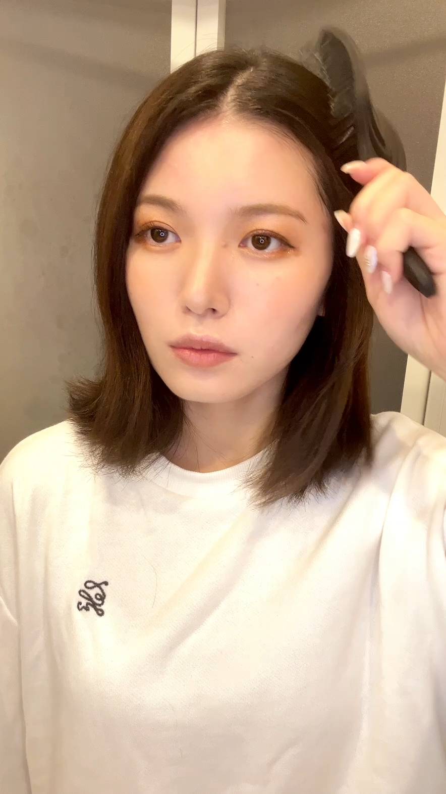 ブラシで髪を解く女性｜ヘアケア｜ブラシ