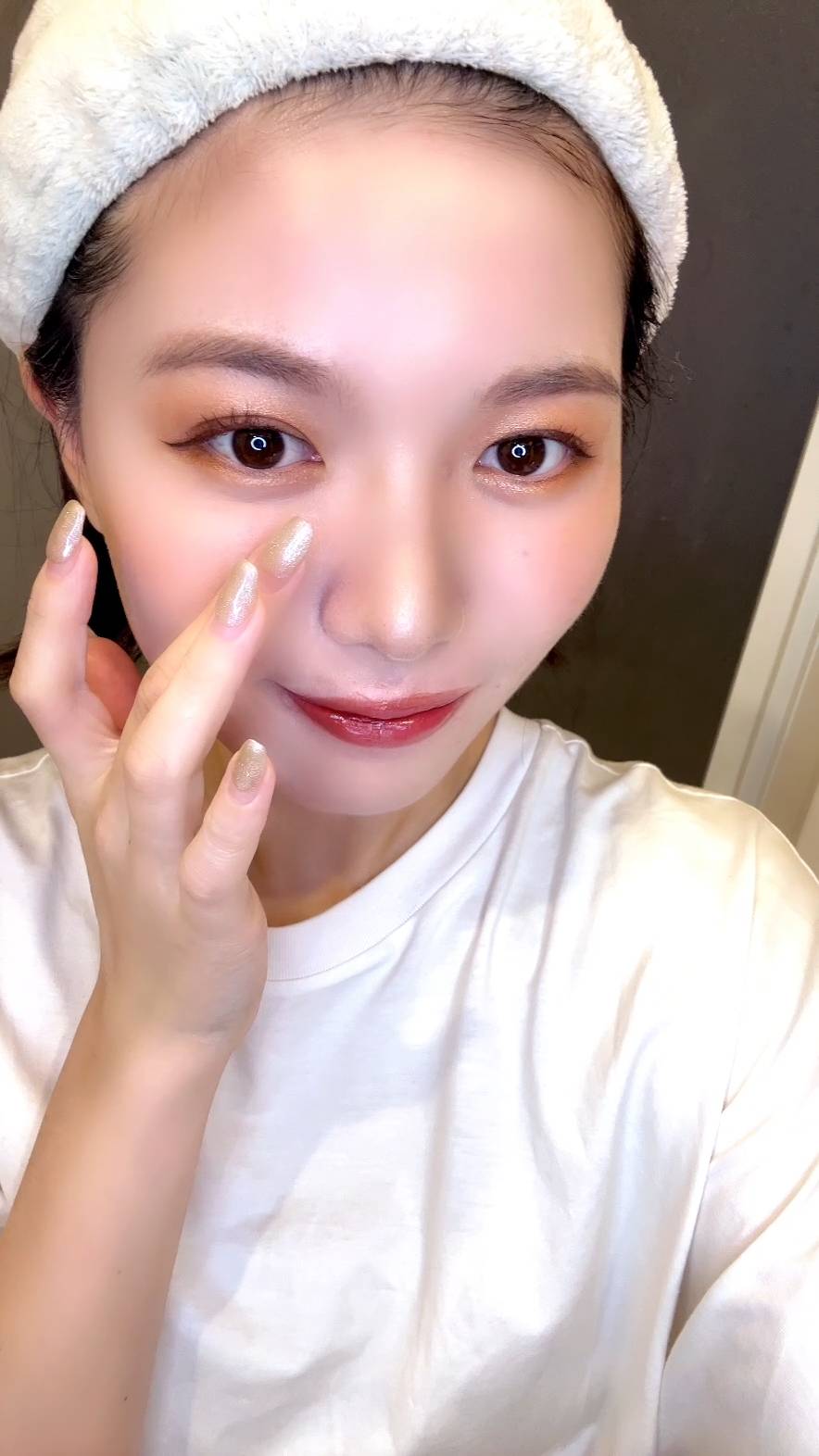 メイク完成後に自撮り笑顔をする女性｜メイク｜自撮り｜笑顔