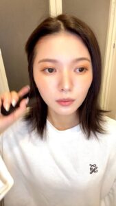 ブラシを使って髪をとかす女性｜ブラシ｜髪の毛｜ヘアケア