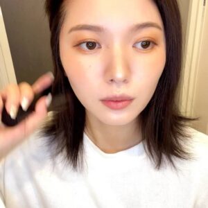 ブラシを使って髪をとかす女性｜ブラシ｜髪の毛｜ヘアケア