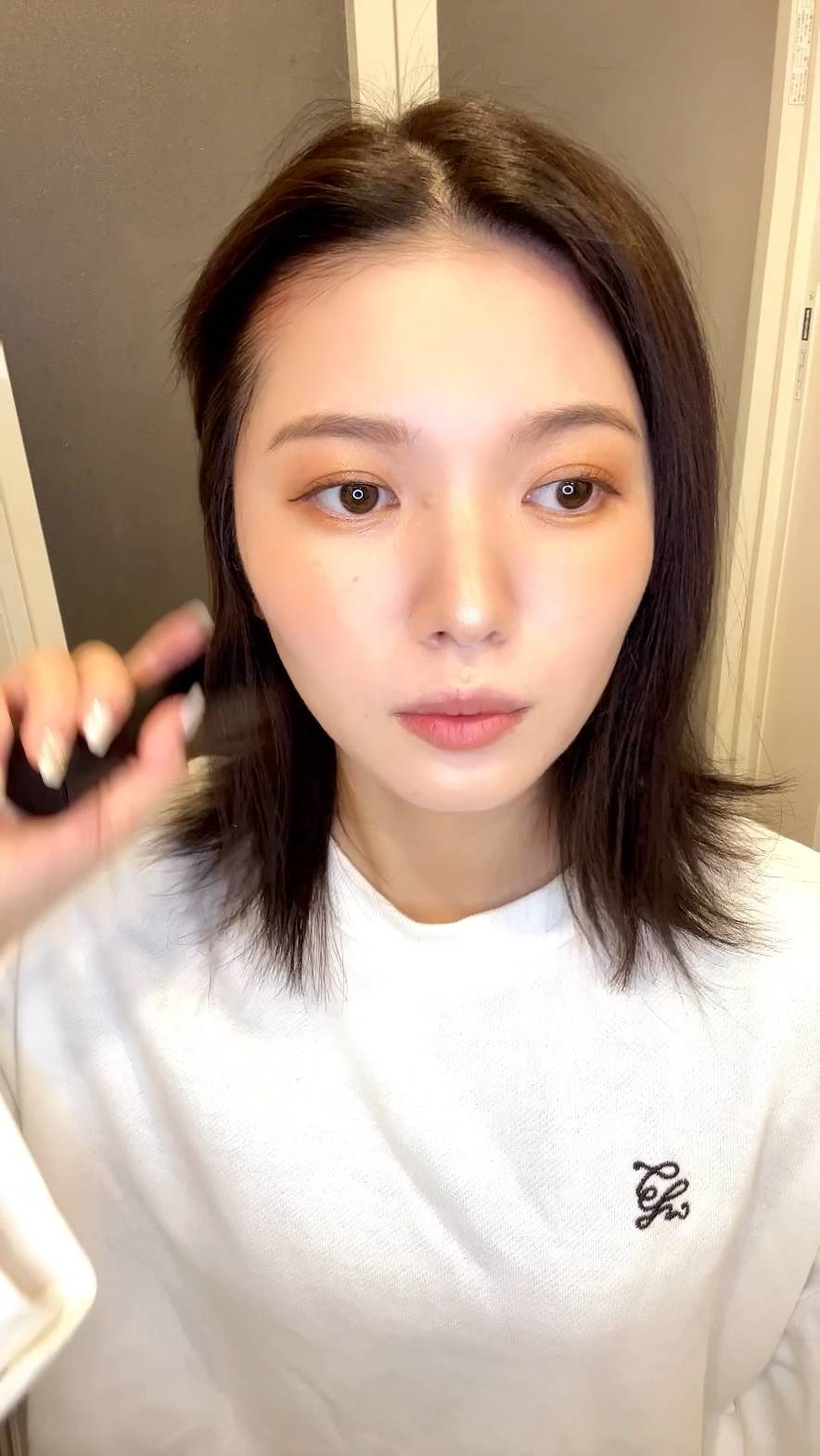 ブラシを使って髪をとかす女性｜ブラシ｜髪の毛｜ヘアケア