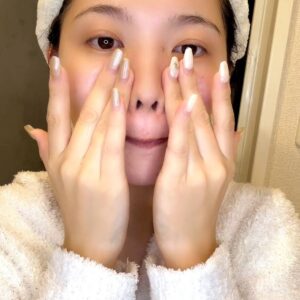 パジャマ姿でスキンケアをする女性｜スキンケア｜パジャマ