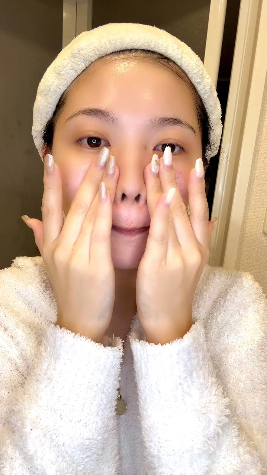 パジャマ姿でスキンケアをする女性｜スキンケア｜パジャマ