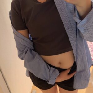 鏡越しにウエストをアピールする女性｜ウエスト｜筋トレ｜ダイエット