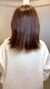 ヘアケアをする女性｜後ろ姿｜ヘア｜ヘアケア