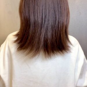 ヘアケアをする女性｜後ろ姿｜ヘア｜ヘアケア