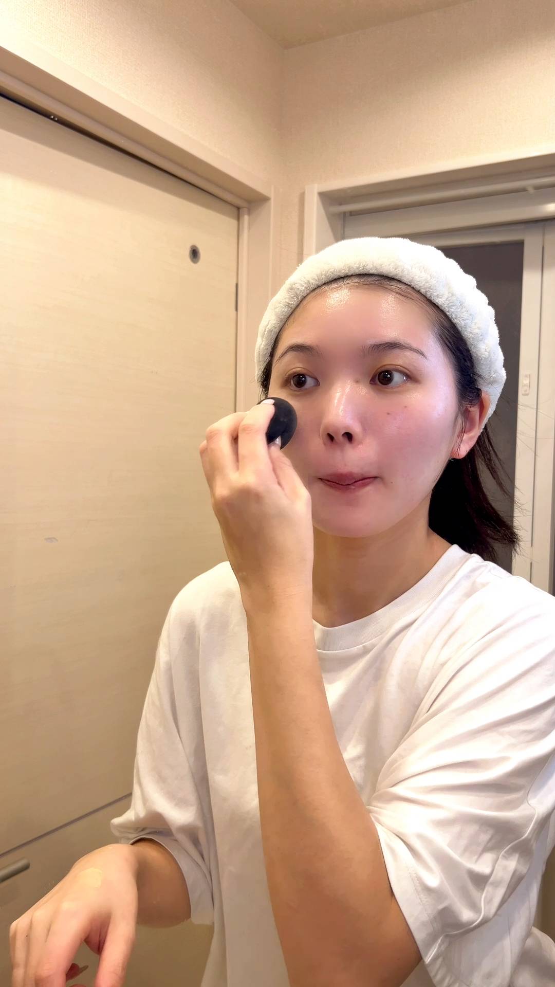 ファンデーション比較で驚く女性｜メイク｜驚き