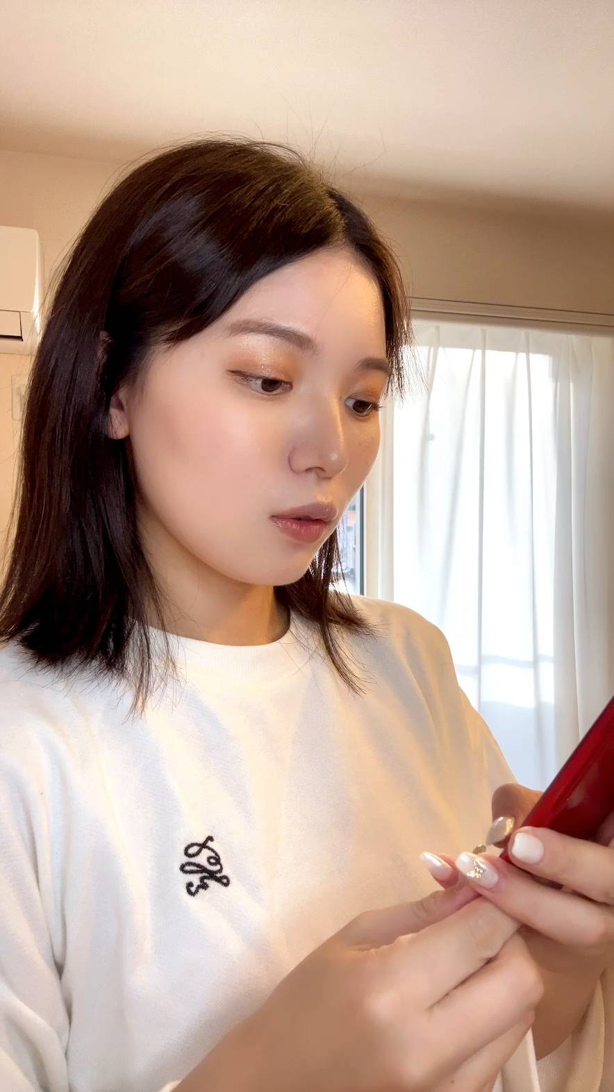 スマホを見て驚き笑顔になる女性｜スマホ｜日常