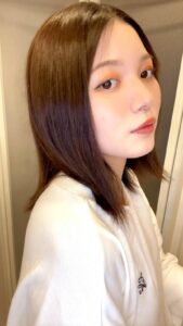 ヘアケアをする女性｜ヘア｜髪の毛｜ヘアケア