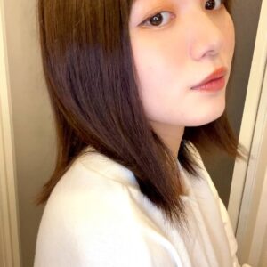 ヘアケアをする女性｜ヘア｜髪の毛｜ヘアケア