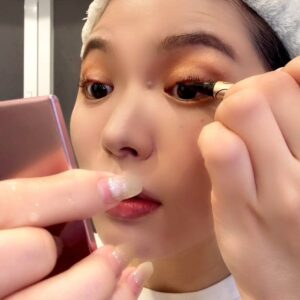 アイラインを引く女性｜メイク｜アイライン