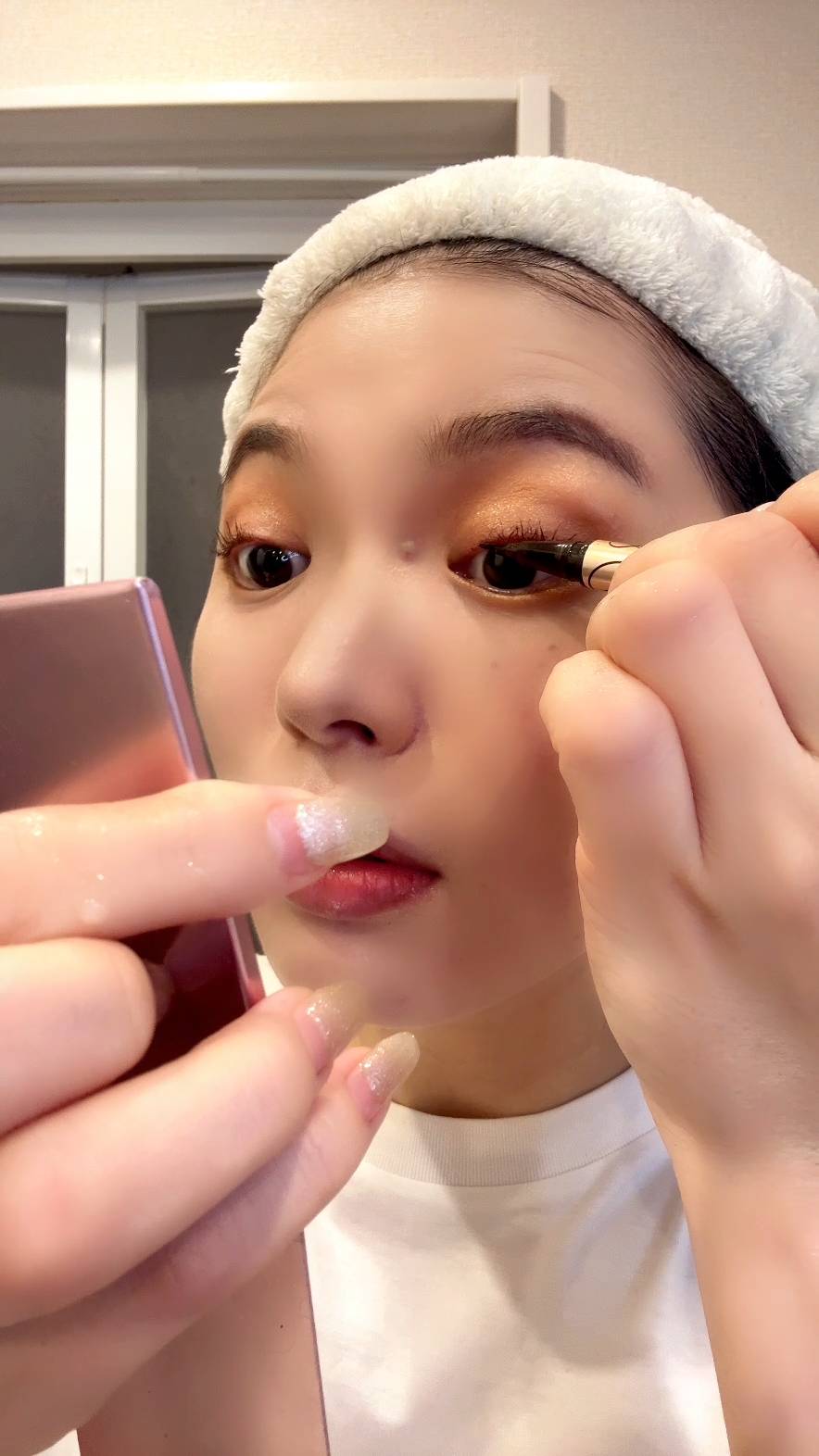 アイラインを引く女性｜メイク｜アイライン