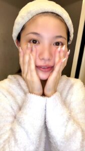 もちもちの肌を触り満足感のある女性｜スキンケア｜肌