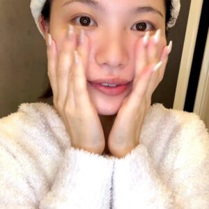 もちもちの肌を触り満足感のある女性｜スキンケア｜肌