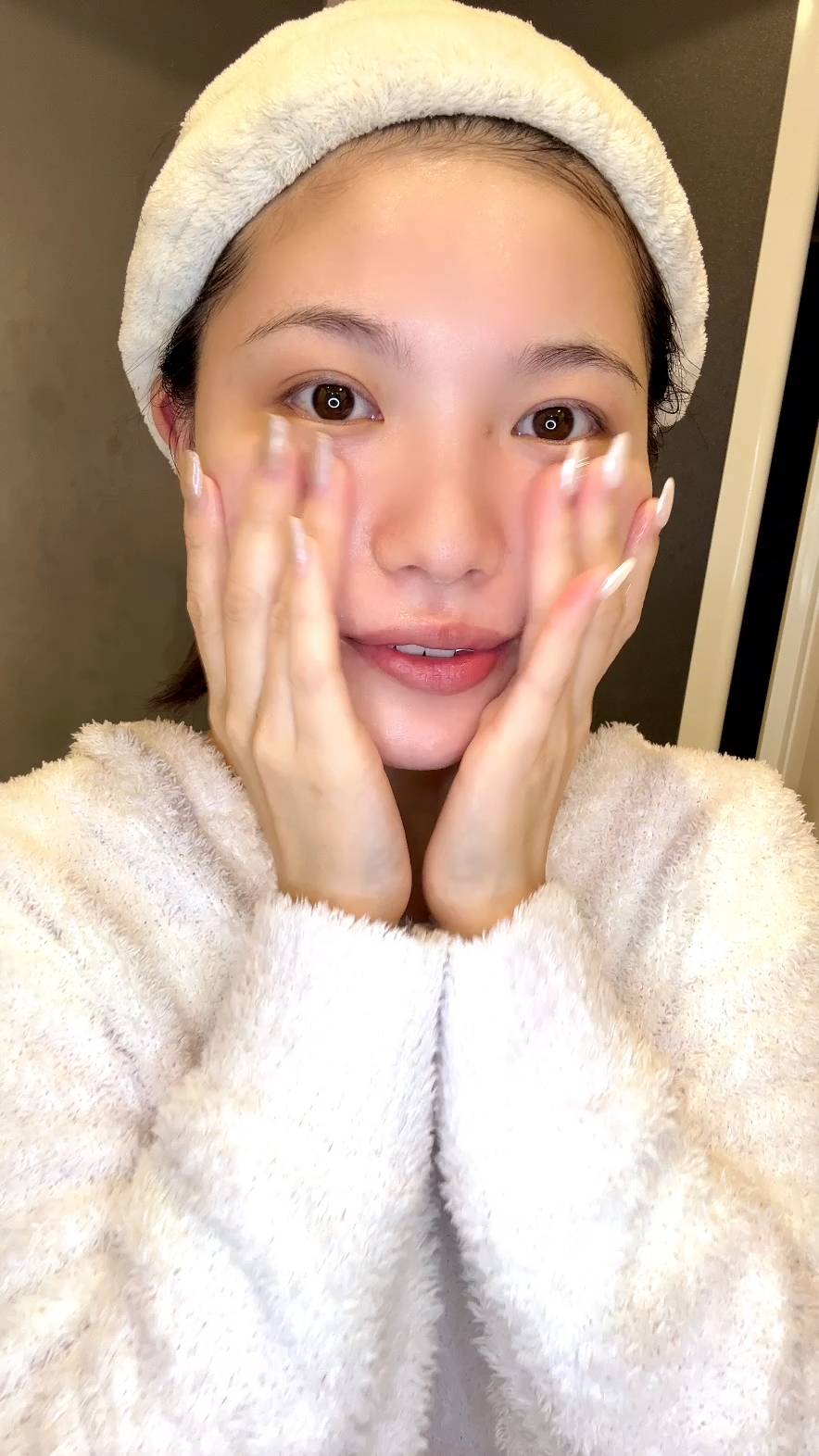 もちもちの肌を触り満足感のある女性｜スキンケア｜肌