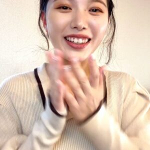 笑いながら手を口に当てる女性｜笑顔｜会話風