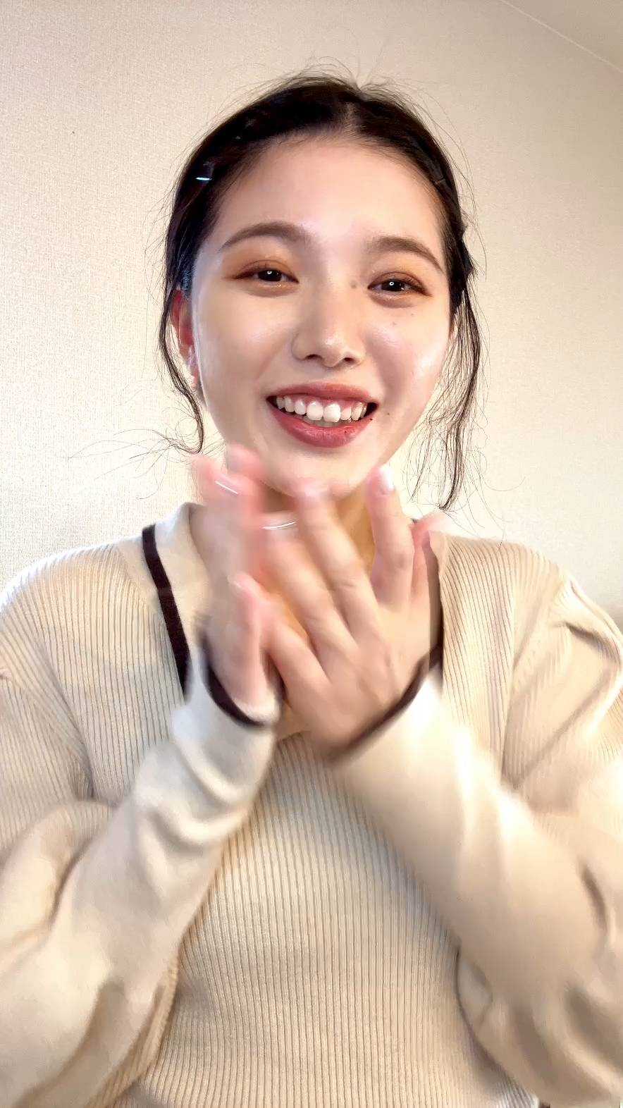 笑いながら手を口に当てる女性｜笑顔｜会話風