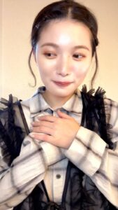 手を胸に当てて照れる女性｜デート｜彼氏目線