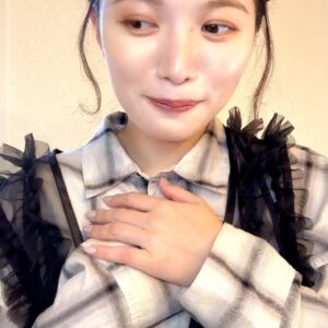 手を胸に当てて照れる女性｜デート｜彼氏目線