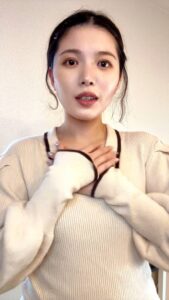 手を胸に当てて安心した表情の女性｜安心｜日常