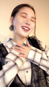 手を胸に当てて安心した表情｜日常｜安心｜感動