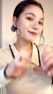 手でハートマークを作って笑う女性｜彼氏目線｜笑顔