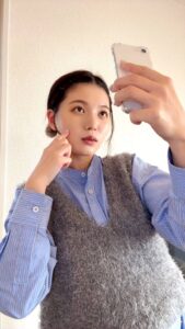 自撮りをする女性｜笑顔｜自撮り