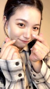 指でハートを作る笑顔｜日常｜指ハート｜笑顔｜彼氏目線