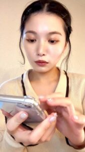 指でスワイプ操作し驚く女性｜アプリ｜スマホ｜日常