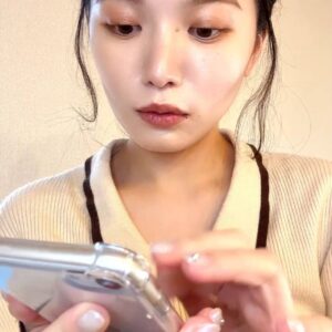 指でスワイプ操作し驚く女性｜アプリ｜スマホ｜日常